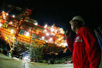 亚洲最大海上石油生产平台在珠江口盆地完成浮托安装
